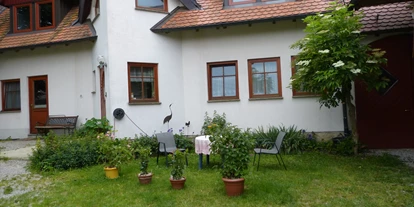 Hundehotel - Umgebungsschwerpunkt: am Land - Castell - Blick auf Terrasse/Essplatz vorne - Ferienhof Sommerberg