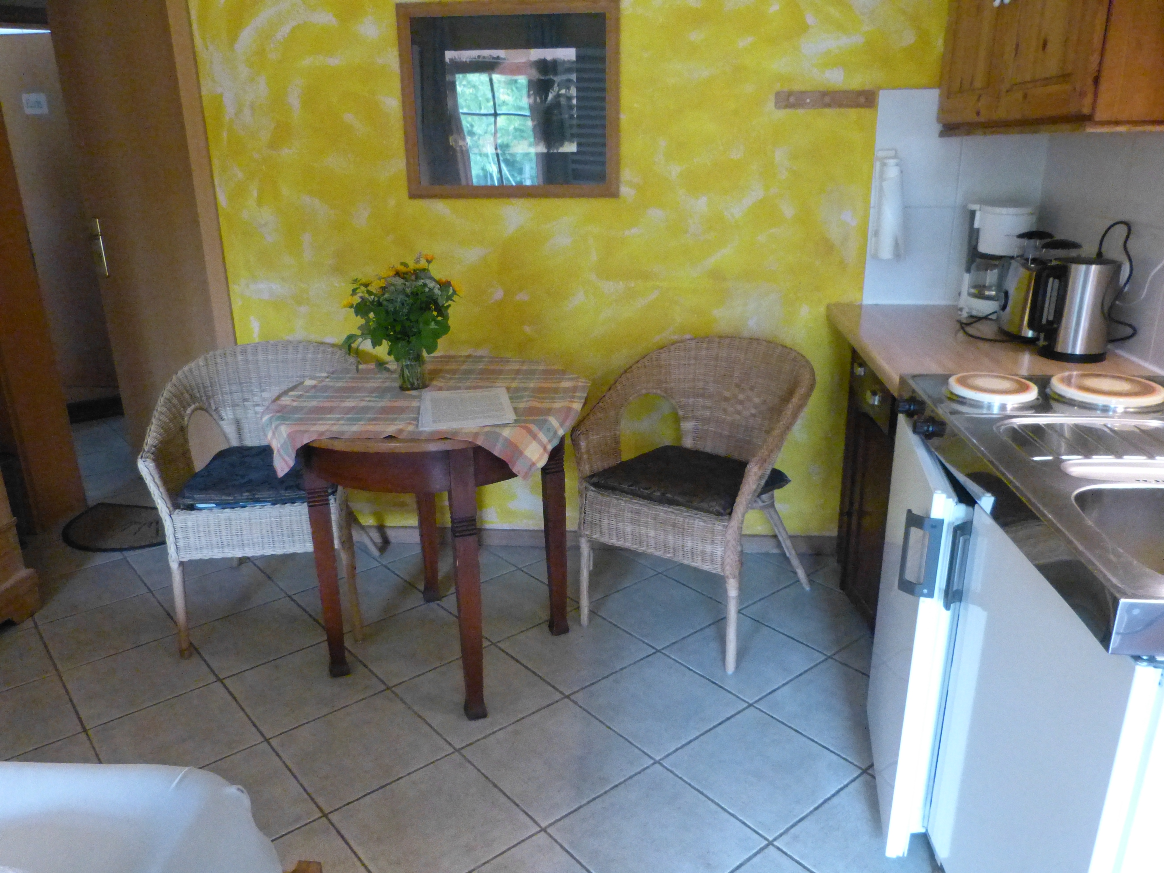 Urlaub-mit-Hund: Kenia Küche und Essplatz - Ferienhof Sommerberg