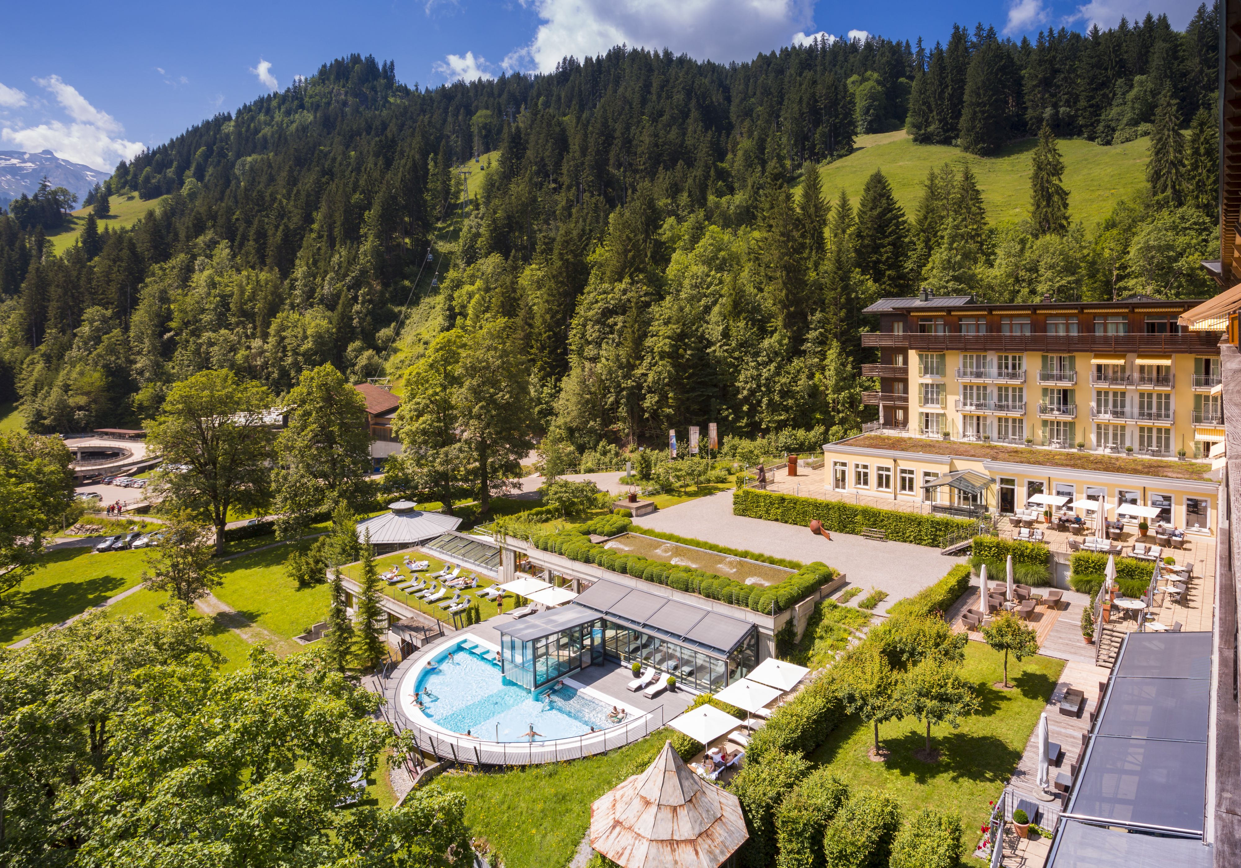 Hundehotel - Preisniveau: exklusiv - Schweiz - Aussenansicht vom Hotel im Sommer - Lenkerhof gourmet spa resort - Relais & Châteaux