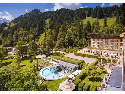 Hundehotel - Doggies: 3 Doggies - Aussenansicht vom Hotel im Sommer - Lenkerhof gourmet spa resort - Relais & Châteaux