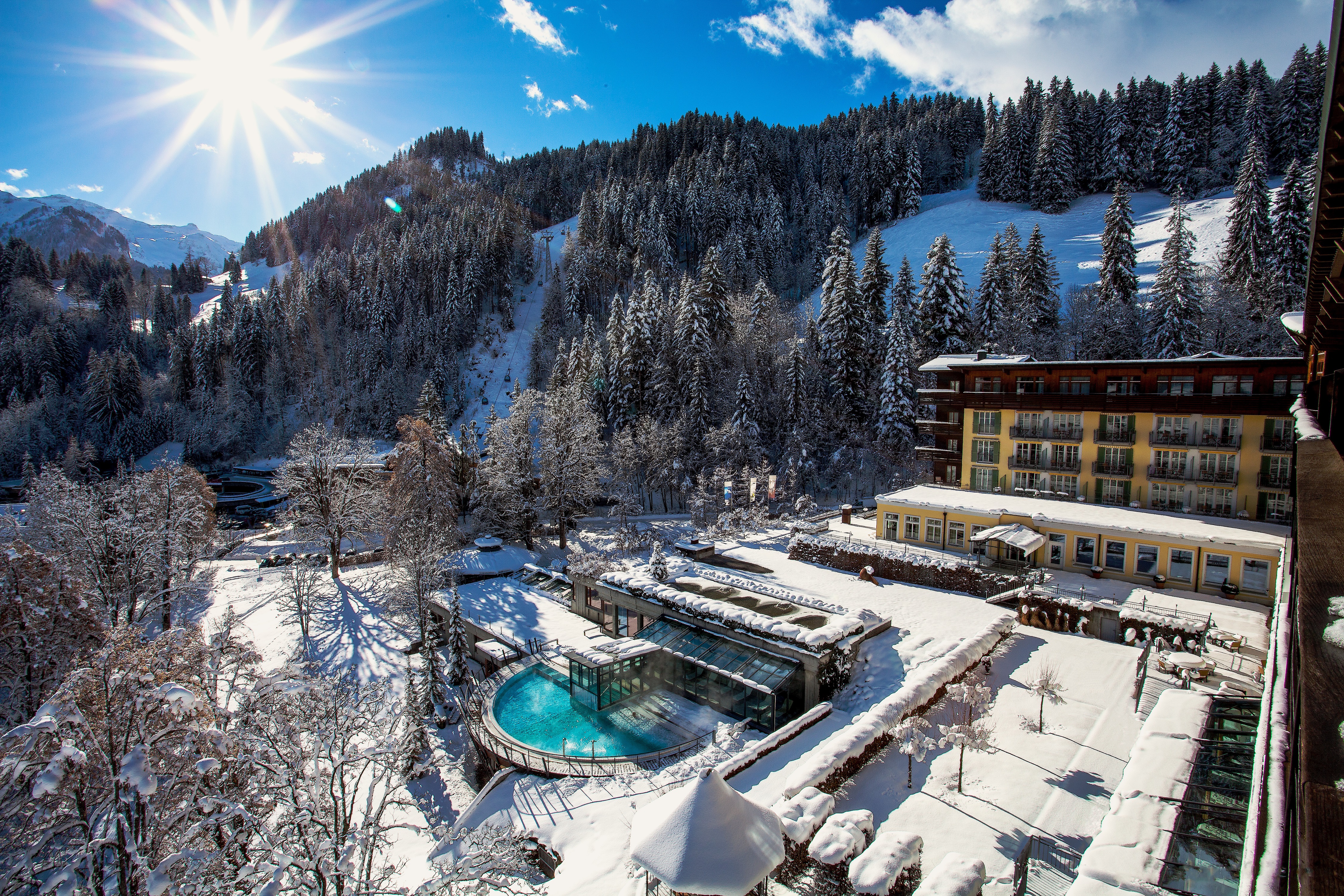 Hundehotel - Preisniveau: exklusiv - Schweiz - Aussenansicht vom Hotel im Winter - Lenkerhof gourmet spa resort - Relais & Châteaux