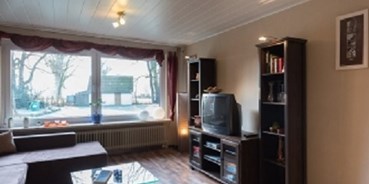 Hundehotel - PLZ 26817 (Deutschland) - Wohnzimmer mit Blick in den Garten - Ferienhaus Luna in Rhauderfehn