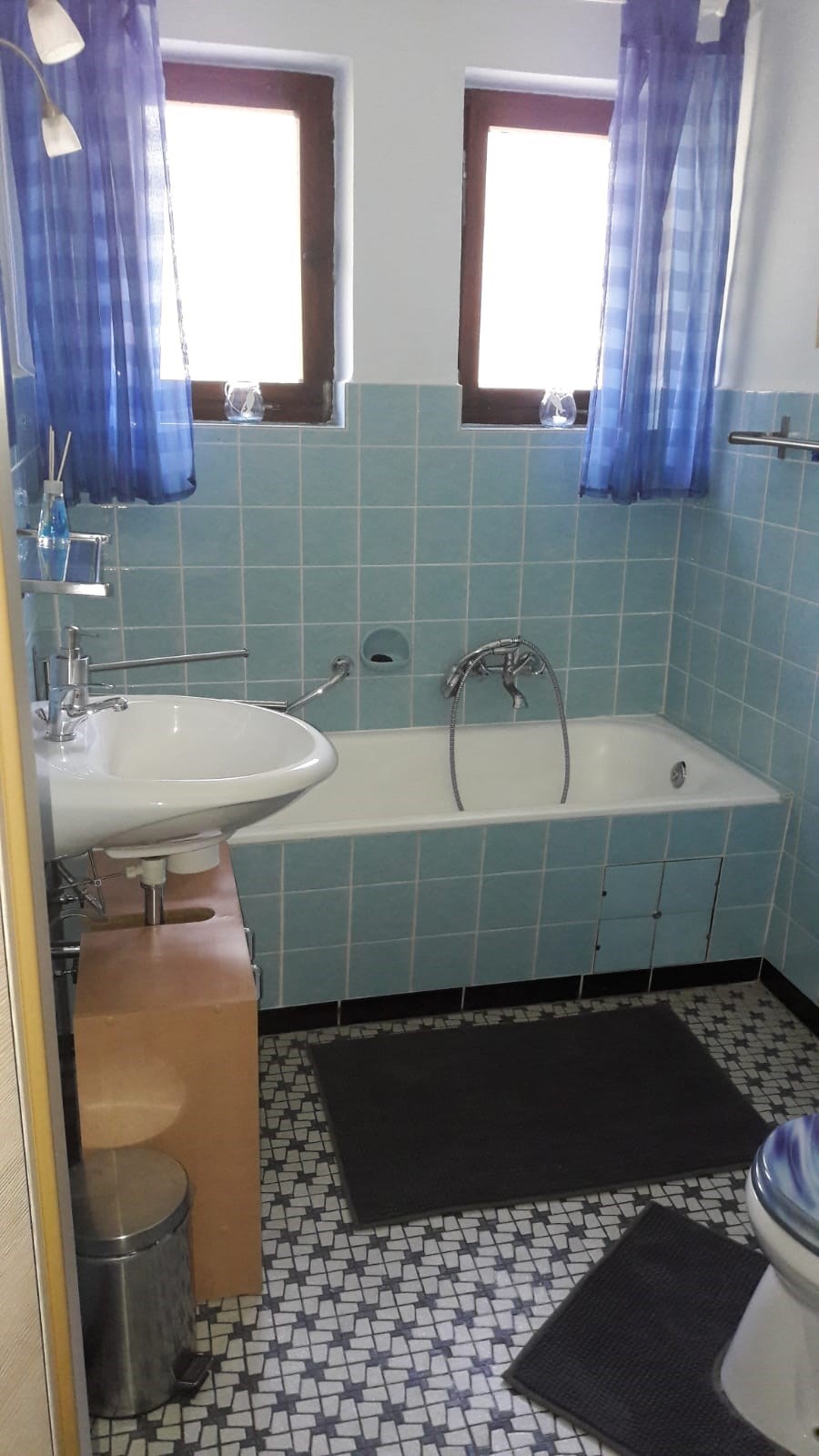 Urlaub-mit-Hund: Bad 2 - Toilette und Waschbecken bei den Schlafzimmern - Ferienhaus Luna in Rhauderfehn