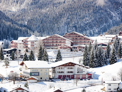 Hundehotel - Doggies: 3 Doggies - Kaiserhof im Winter - Familotel Kaiserhof****