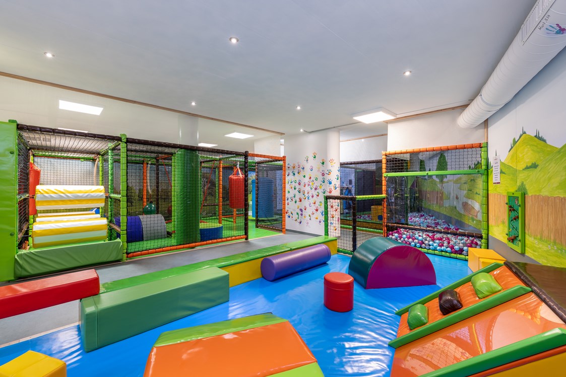 Urlaub-mit-Hund: Indoor Softplayanlage mit Activity Parcour - Familotel Kaiserhof****