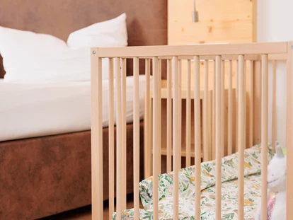 Hundehotel - Doggies: 3 Doggies - Babyaustattung Kinderbett - Familotel Kaiserhof****