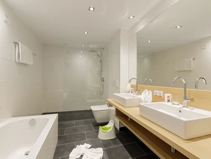 Hundehotel - Doggies: 3 Doggies - Bärenzimmer Badezimmer - Familotel Kaiserhof****