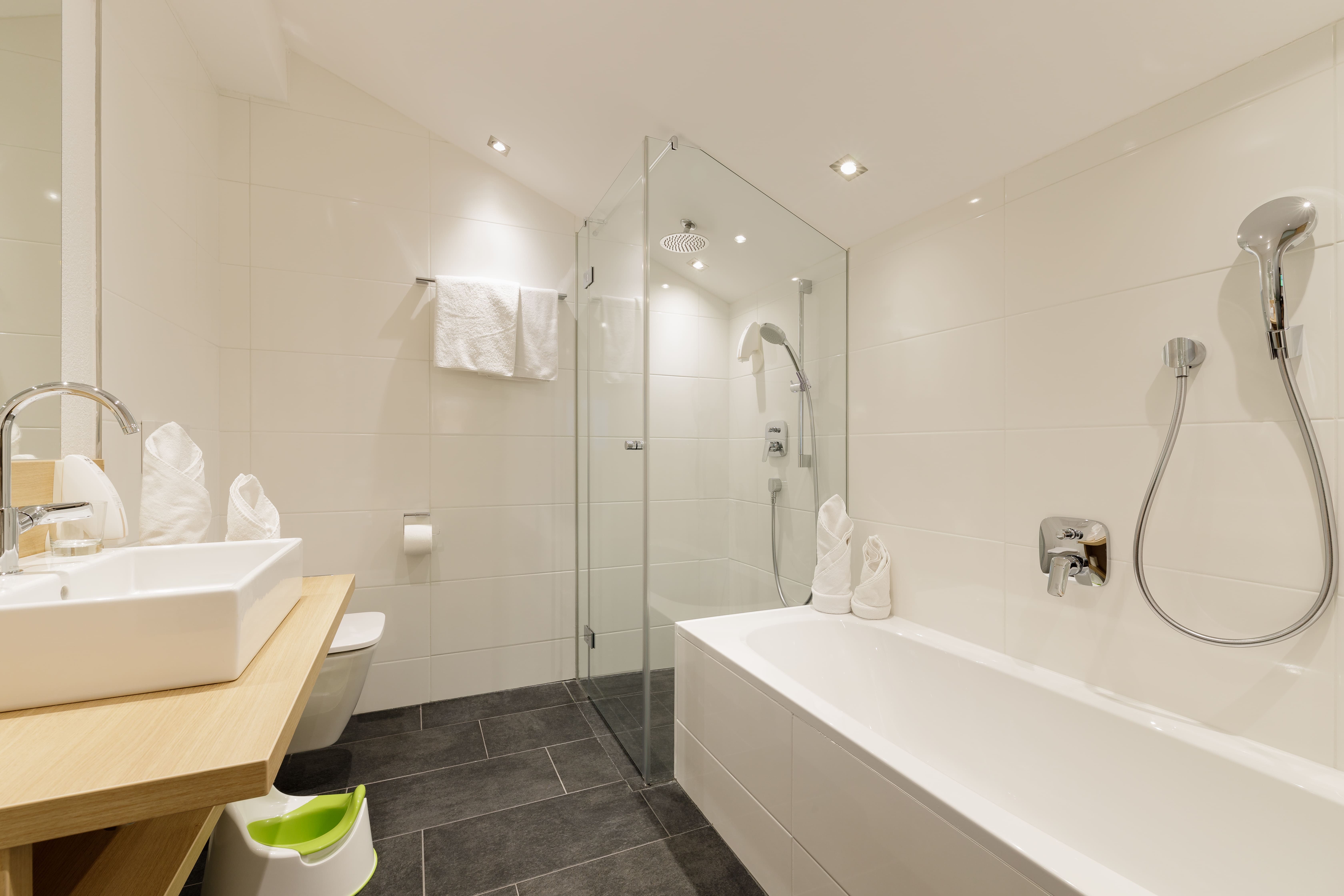 Urlaub-mit-Hund: Bärenzimmer Badezimmer - Familotel Kaiserhof**** - Wohnen | Schlafen