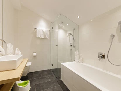 Hundehotel - Doggies: 3 Doggies - Bärenzimmer Badezimmer - Familotel Kaiserhof****