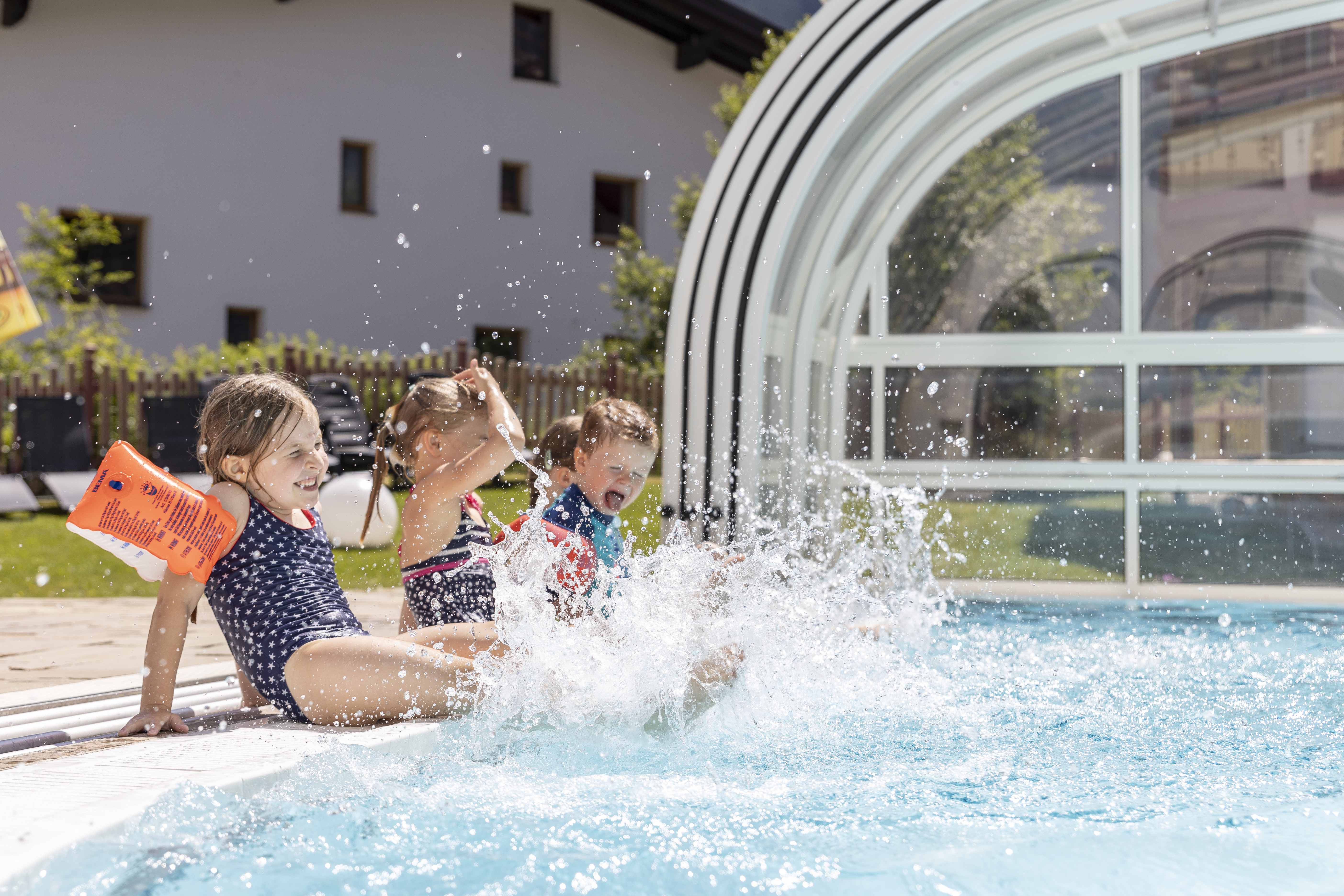 Urlaub-mit-Hund: Schwimmbad im Sommer - Familotel Kaiserhof**** - Wasser | Wellness