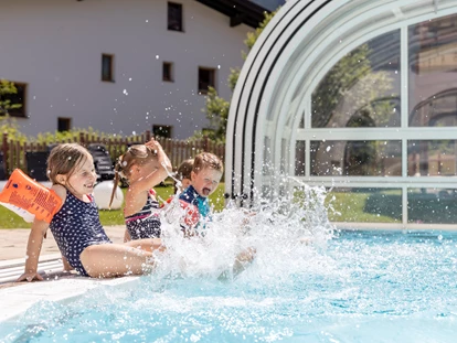 Hundehotel - Doggies: 3 Doggies - Schwimmbad im Sommer - Familotel Kaiserhof****