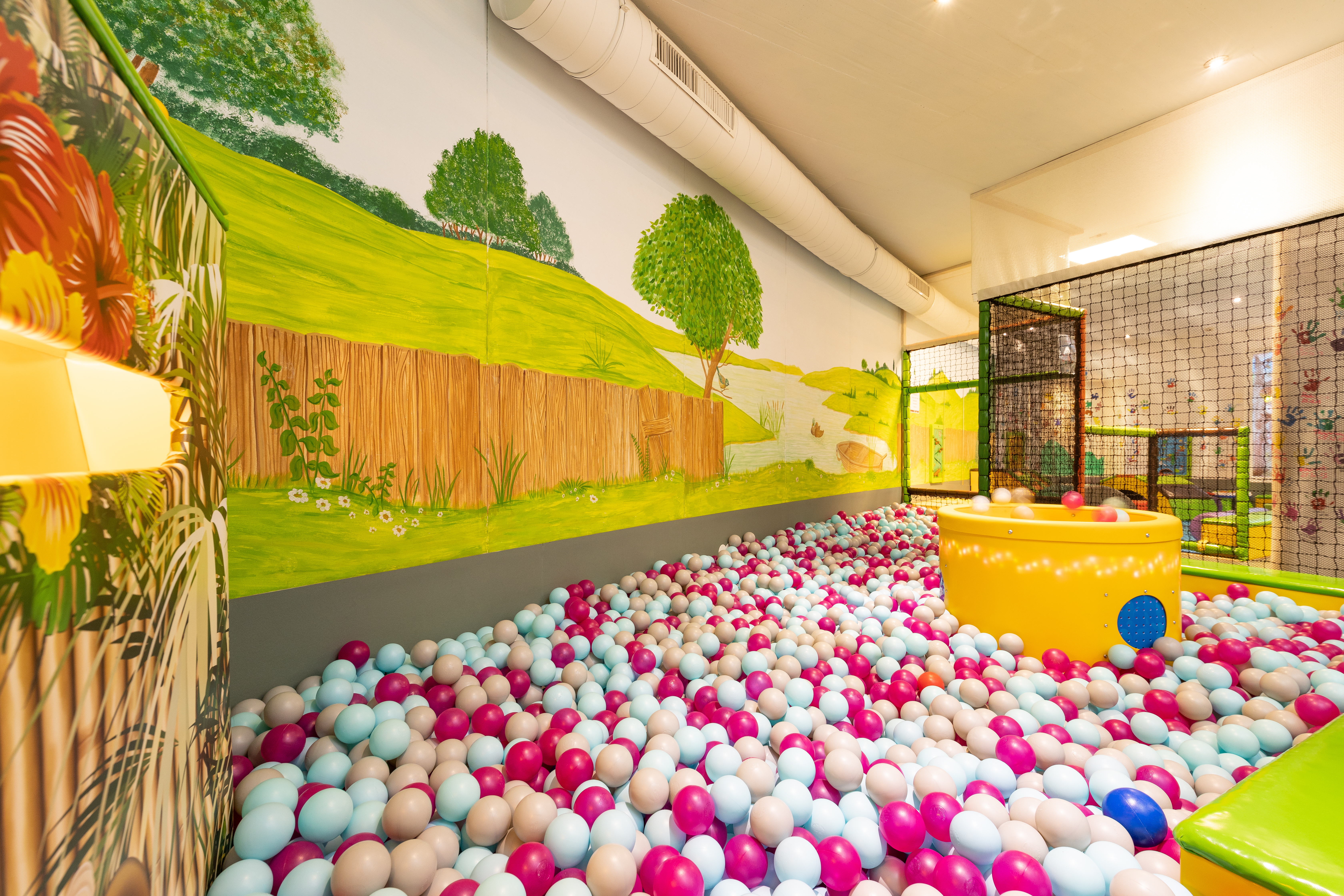 Urlaub-mit-Hund: Bällebad - Familotel Kaiserhof**** - Haus | Umgebung