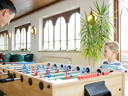 Hundehotel - Doggies: 3 Doggies - Tischkicker - Familotel Kaiserhof****