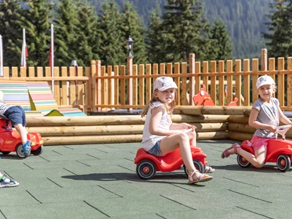 Hundehotel - Doggies: 3 Doggies - Kleinkinder Spielplatz - Familotel Kaiserhof****