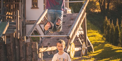 Hundehotel - Pools: Schwimmteich - Kinderspielplatz Outdoor - Vitalhotel Sonnenhof ****s