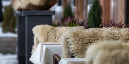 Hundehotel - Pools: Schwimmteich - Terrasse im Außenbereich auch für Hunde - Vitalhotel Sonnenhof ****s