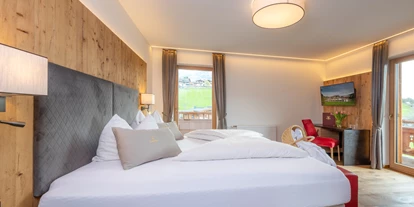 Hundehotel - Pools: Schwimmteich - Wohnkomfortzimmer Kitzbüheler Horn auch für Hunde - Vitalhotel Sonnenhof ****s