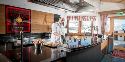 Hundehotel - Pools: Schwimmteich - Buffetbereich - Vitalhotel Sonnenhof ****s
