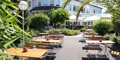 Hundehotel - Unterkunftsart: Hotel - Göttingen - große Gartenterrasse - Waldhotel Schäferberg
