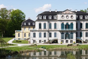 Urlaub-mit-Hund: Schloss Wilhelmsthal mit Schlosspark (1,5km fußläufig vom Waldhotel Schäferberg) - Waldhotel Schäferberg