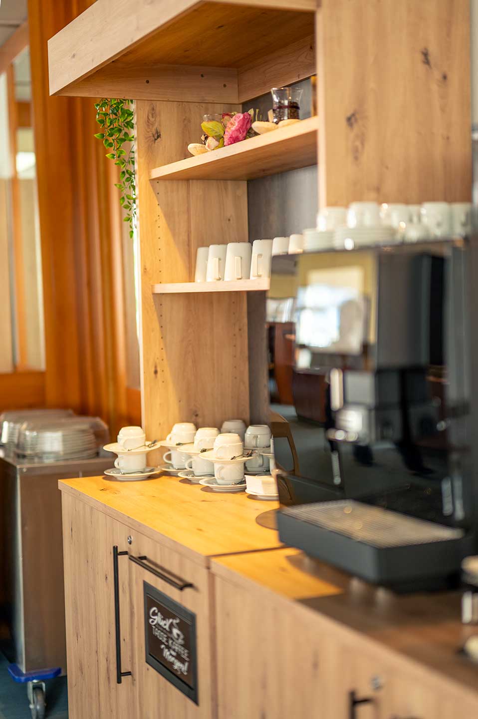 Urlaub-mit-Hund: Kaffeebar ...frische gezapfter Kaffee zum Frühstücksbüfett - Waldhotel Schäferberg - Essen | Trinken